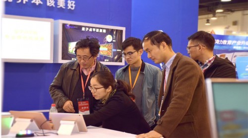纳晶科技量子点舒眼屏平板亮相2019杭州教育装备展